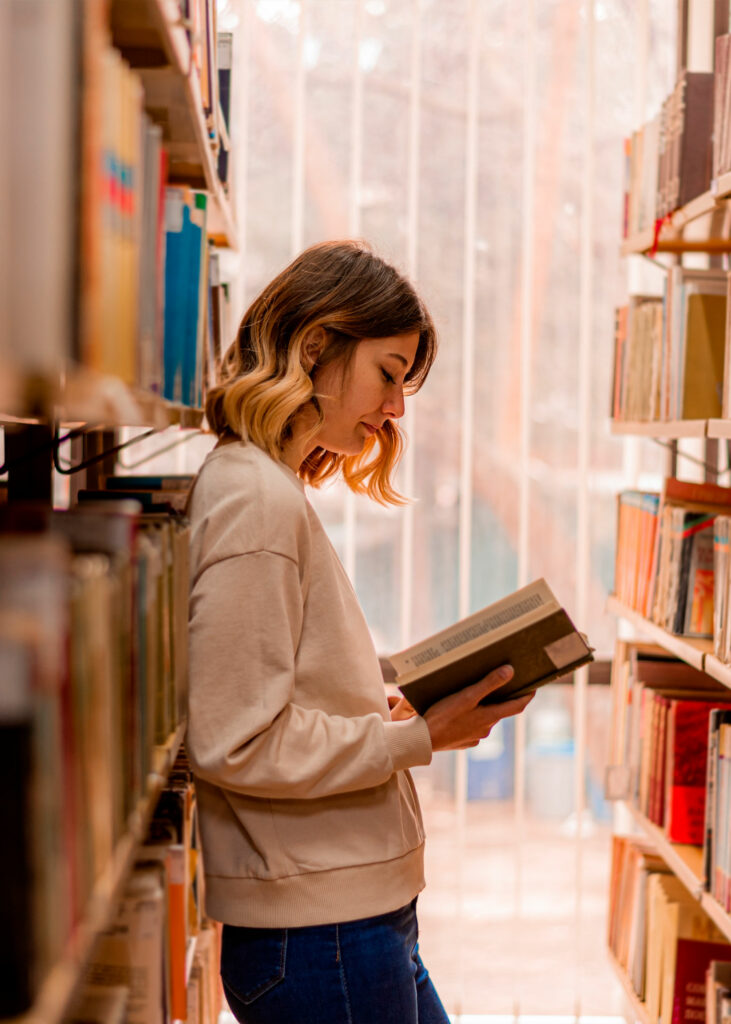 chica leyendo en la biblioteca